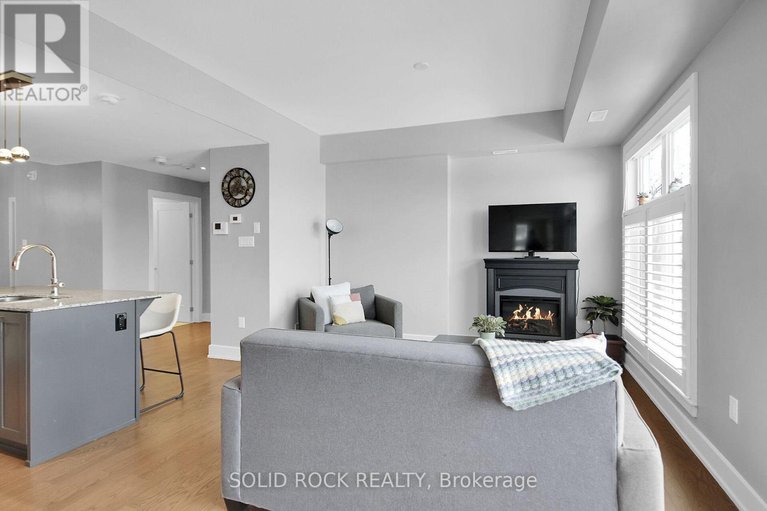 28510618/301-345-elizabeth-cosgrove-private/mer-bleuebradley-estatesanderson-park/ottawa/ontario/K1W0K6_13