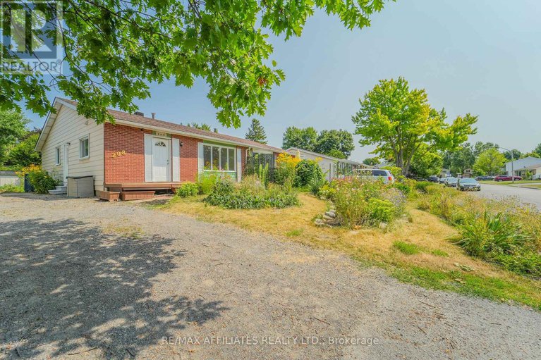 28708608/208-old-colony-road-e/glencairnhazeldean/ottawa/ontario/K2L1M7_2