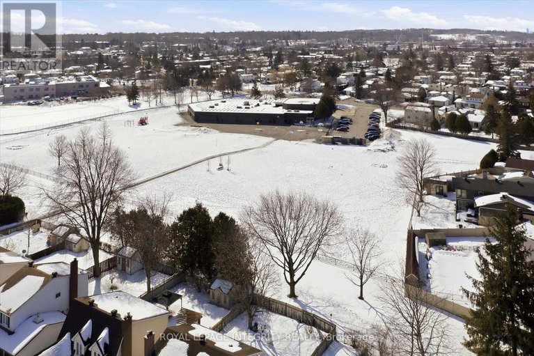 29431124/1735-bonaventure-terrace/convent-glen-south/ottawa/ontario/K1C1W5_36