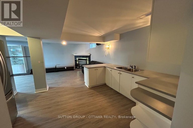 28486818/32-cellini-court-w/hunt-club-park/ottawa/ontario/K1G5K3_44