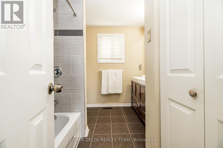 28889907/334-omer-lacasse-avenue/queenswood-heights-south/ottawa/ontario/K1E2X8_16