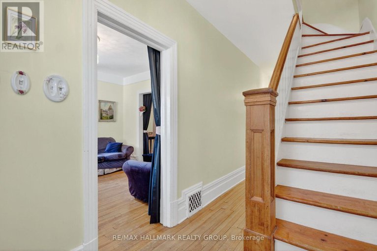 29421781/512-melbourne-avenue/mckellarhighland/ottawa/ontario/K2A1W5_5