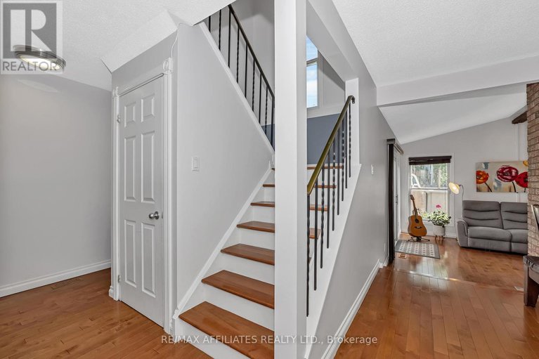 28429396/1138-ste-agathe-park/convent-glen-north/ottawa/ontario/K1C2B5_17