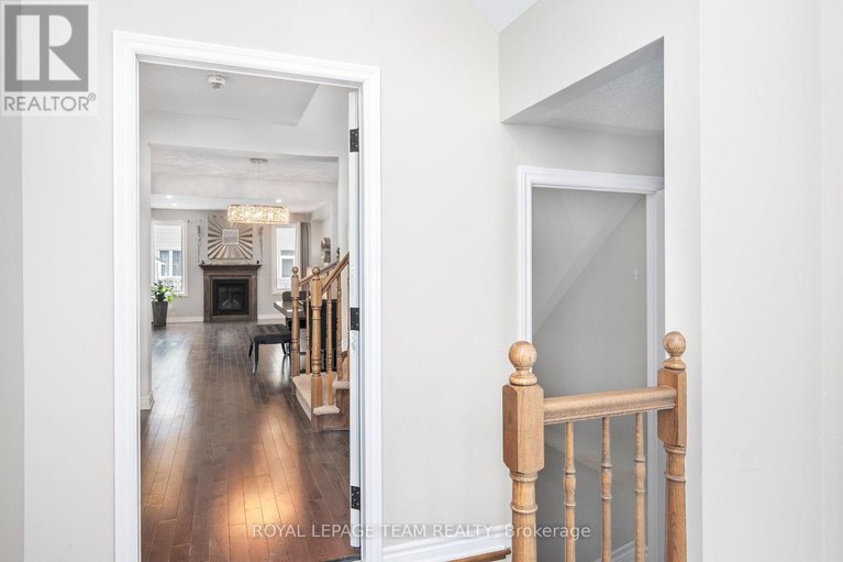 28163521/12-knockaderry-crescent/half-moon-bay/ottawa/ontario/K2C3H2_4