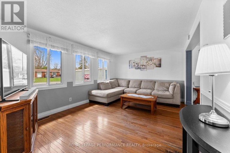 29688001/420-hatfield-crescent/bilberry-creekqueenswood-heights/ottawa/ontario/K1E1M8_7