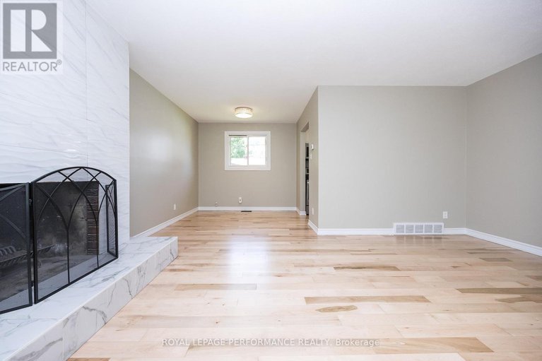 28604783/1398-jamison-avenue-s/bilberry-creekqueenswood-heights/ottawa/ontario/K1E1J5_7
