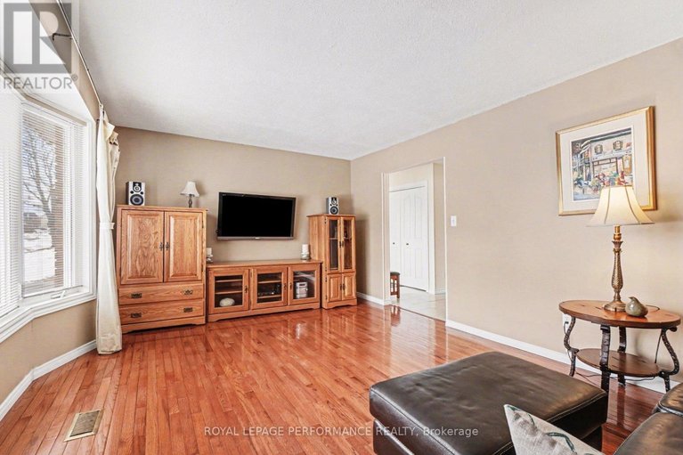 29484795/299-mockingbird-drive/chatelaine-village/ottawa/ontario/K1E2A4_5