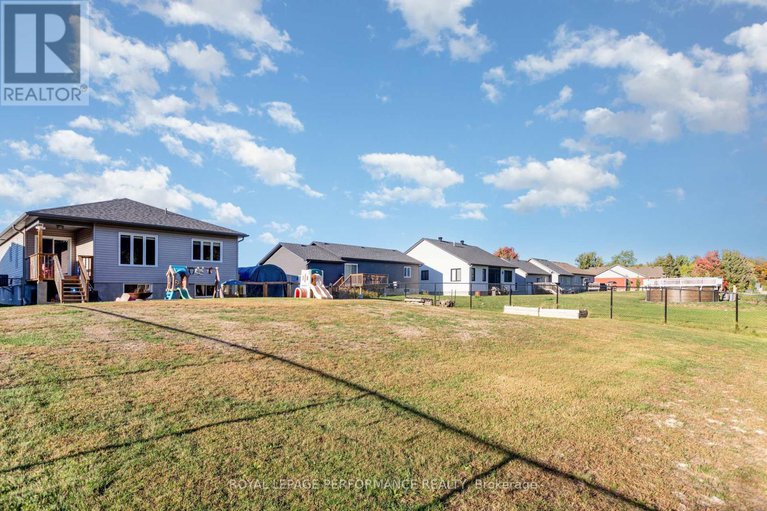 28969213/242-roxanne-street/clarencerockland-twp/clarence-rockland/ontario/K0A1N0_29