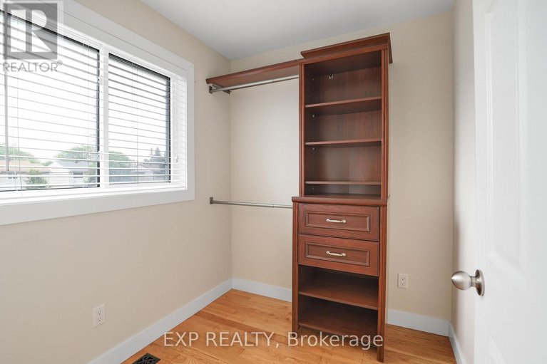 28625166/1382-fisher-avenue/city-viewskylinefisher-heightsparkwood-hills/ottawa/ontario/K2C1X1_32