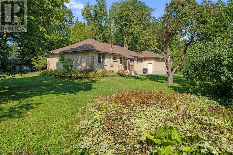 28567961/873-dunlevie-avenue/mckellar-heightsglabar-park/ottawa/ontario/K2A2Z3_24