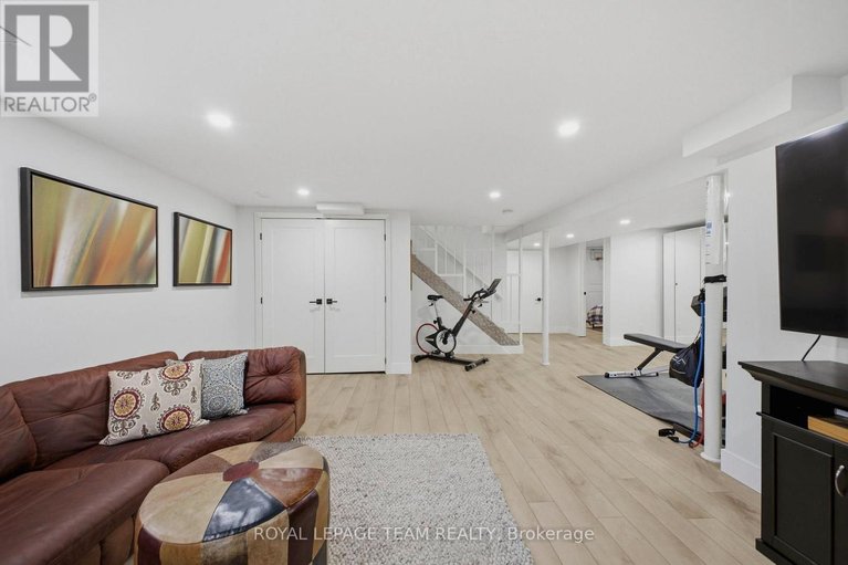 29622537/513-windermere-avenue/mckellarhighland/ottawa/ontario/K2A2W3_23