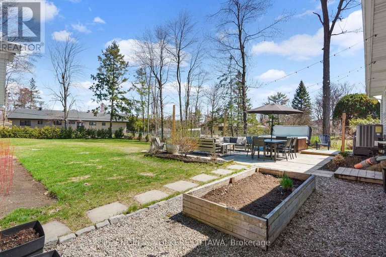 28406748/8-pineglen-crescent/pineglencountry-place/ottawa/ontario/K2E6X7_43