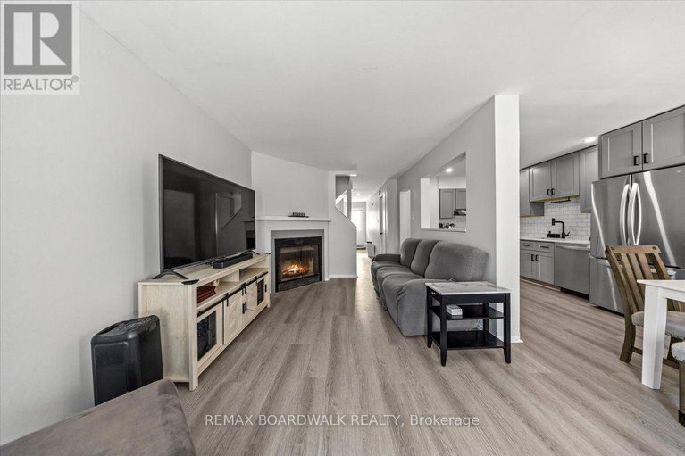 29318250/294-valade-crescent/fallingbrookpineridge/ottawa/ontario/K4A2X3_6