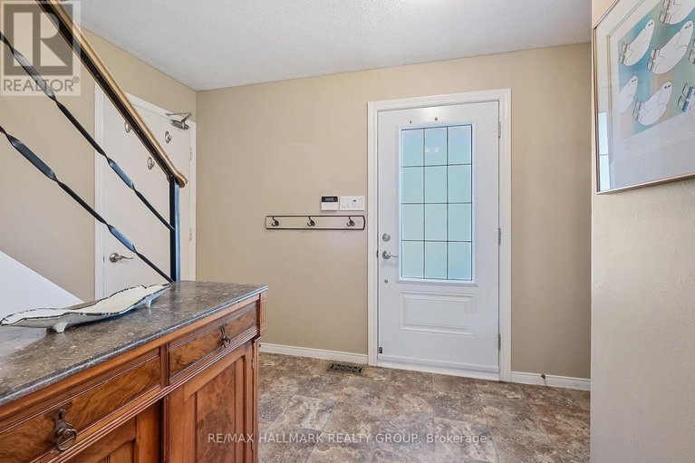 28610076/1352-baden-avenue/emerald-woodssawmill-creek/ottawa/ontario/K1T1V7_3