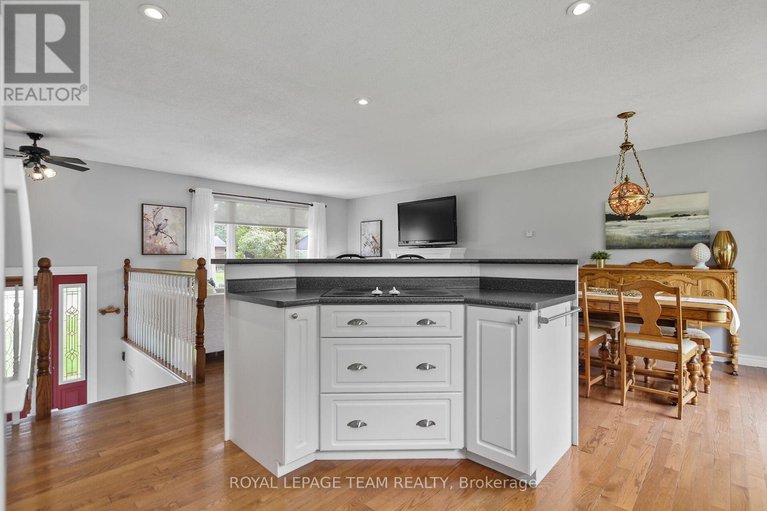 28356426/6489-doctor-blair-crescent/north-gower/ottawa/ontario/K0A2T0_13