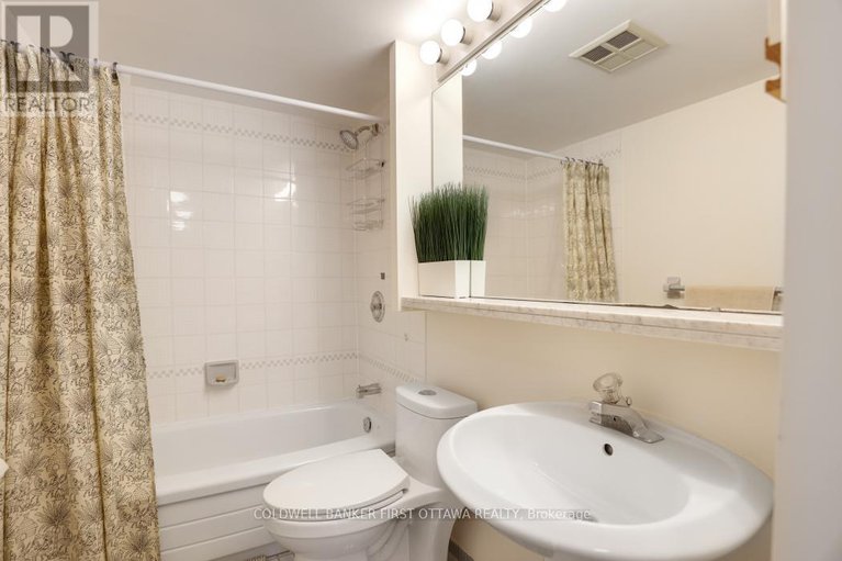 28915900/303-939-north-river-road/overbrook/ottawa/ontario/K1K3V2_26