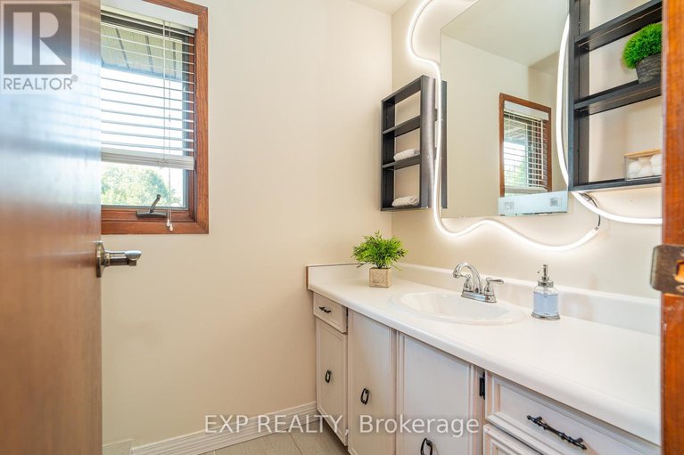 28757377/1437-usborne-street/mcnabbraeside-twps/mcnabbraeside/ontario/K0A1G0_24