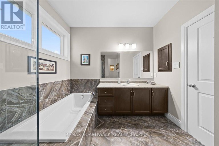 29612405/279-sceptre-way/emerald-meadowstrailwest/ottawa/ontario/K2V0C6_24