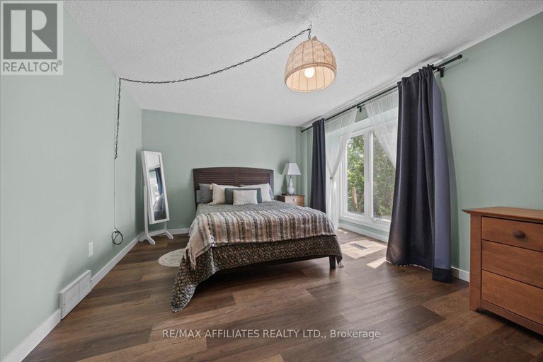 28649906/2530-autumn-hill-crescent/blackburn-hamlet-south/ottawa/ontario/K1B4M7_29