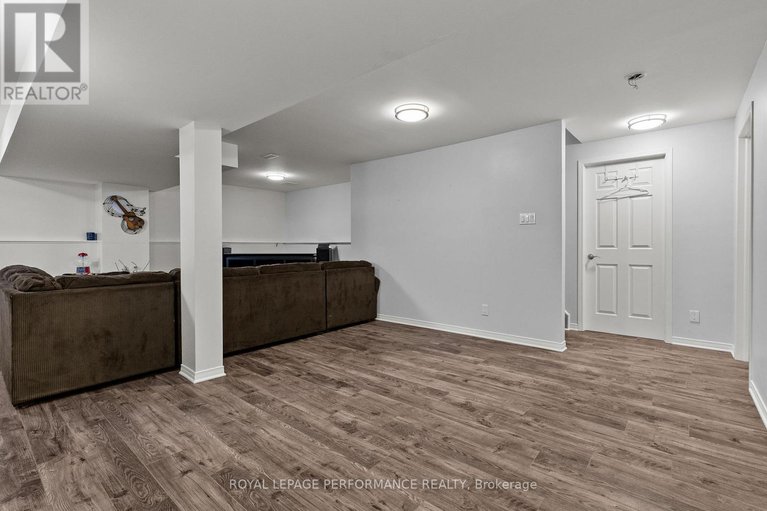 29329137/690-princess-louise-drive/fallingbrookridgemount/ottawa/ontario/K4A2C1_33