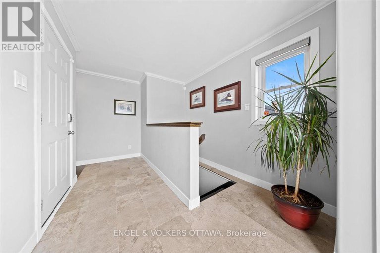 29439628/1005-gold-crescent/queensway-terrace-north/ottawa/ontario/K2B8C4_29