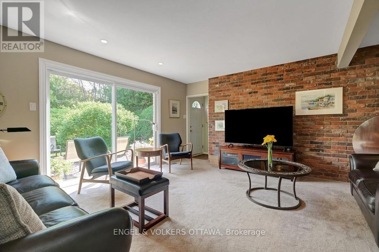 28812016/15-dickson-street/bruce-farmgraham-parkqualicumbellands/ottawa/ontario/K2H7H6_24