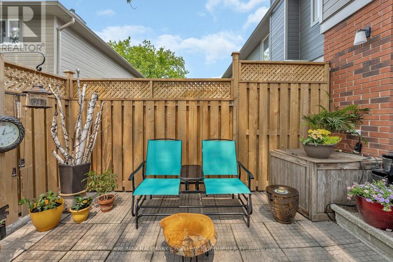 28418354/92-1643-du-sommet-place/chateauneuf/ottawa/ontario/K1C4Z9_9