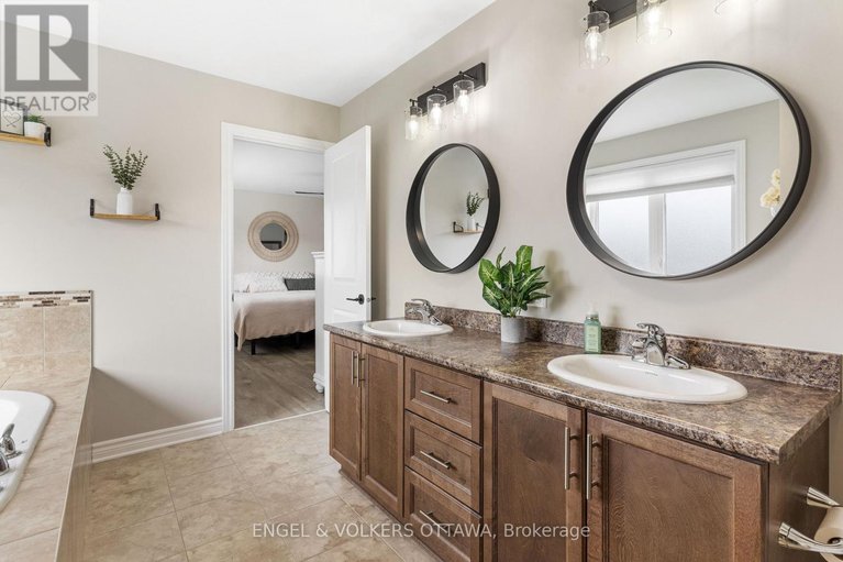 29651114/56-settlement-lane/village-of-russell/russell/ontario/K4R0A4_28