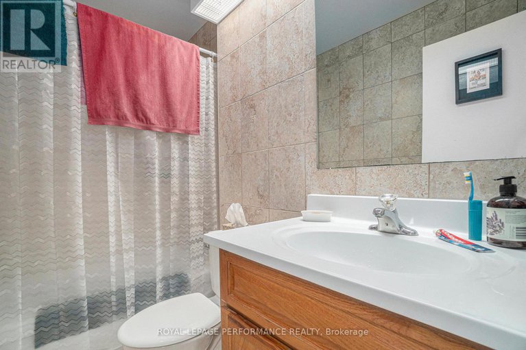 28819010/502-1180-ohio-street/billings-bridge/ottawa/ontario/K1H8N5_16