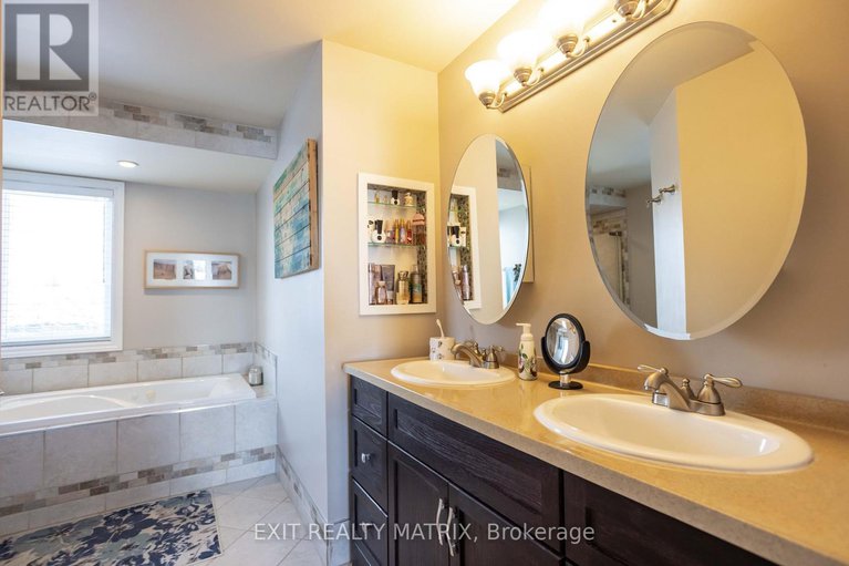 29422357/1879-rosewind-court/chapel-hill/ottawa/ontario/K1C7E3_27