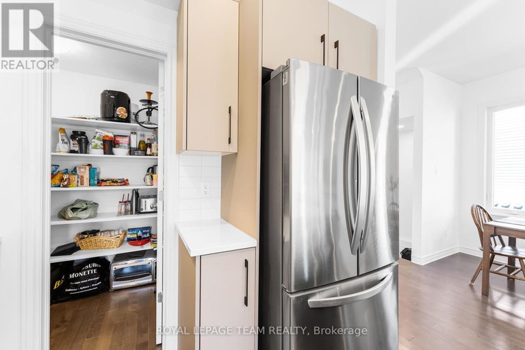 28517171/393-cornice-st-street/mer-bleuebradley-estatesanderson-park/ottawa/ontario/K1W0P6_8