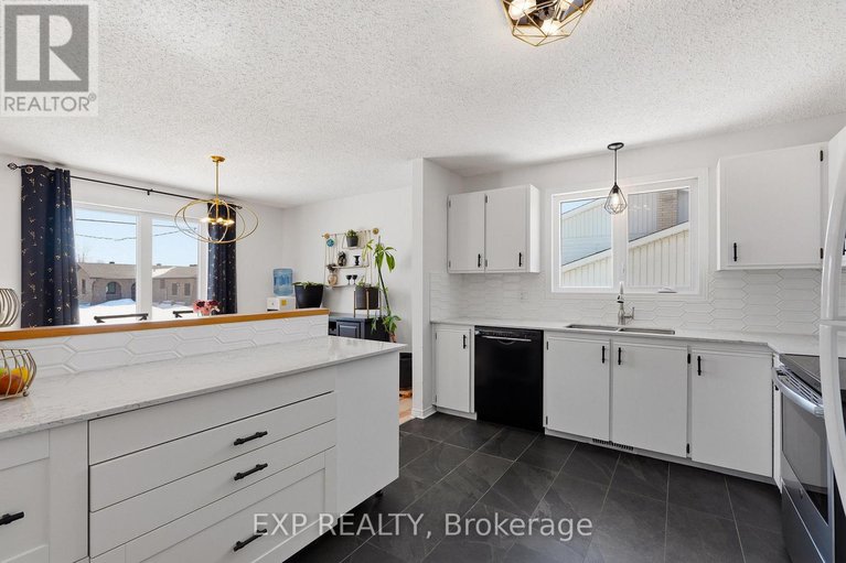 29432608/584-holmes-street/winchester/north-dundas/ontario/K0C2K0_9