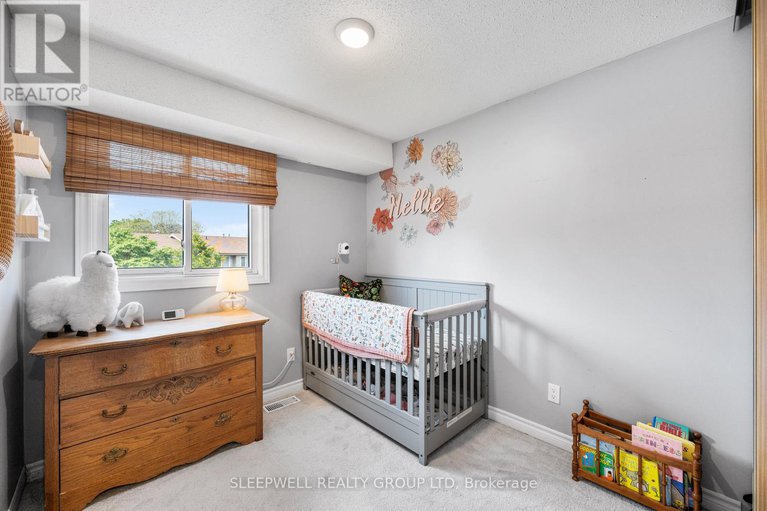 28378169/82-28-barrow-crescent/katimavik/ottawa/ontario/K2L2K1_29
