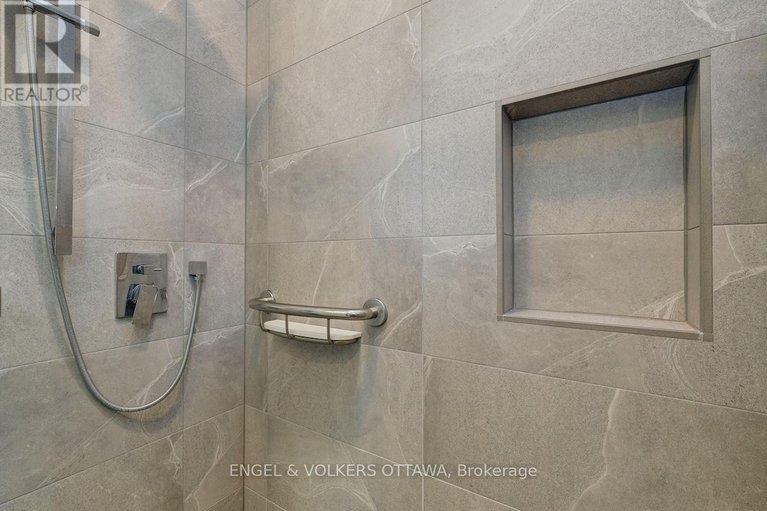 28812016/15-dickson-street/bruce-farmgraham-parkqualicumbellands/ottawa/ontario/K2H7H6_34