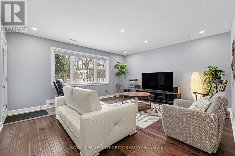 29434198/15-marsh-sparrow-private/morgans-grantsouth-march/ottawa/ontario/K2K3P1_37