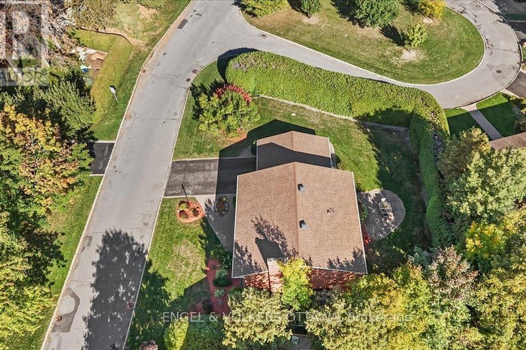 29548999/33-okanagan-drive/bruce-farmgraham-parkqualicumbellands/ottawa/ontario/K2H7E9_42