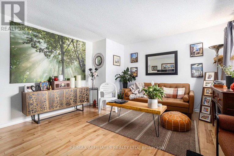 29090719/6208-renaud-road/mer-bleuebradley-estatesanderson-park/ottawa/ontario/K1W0L1_2