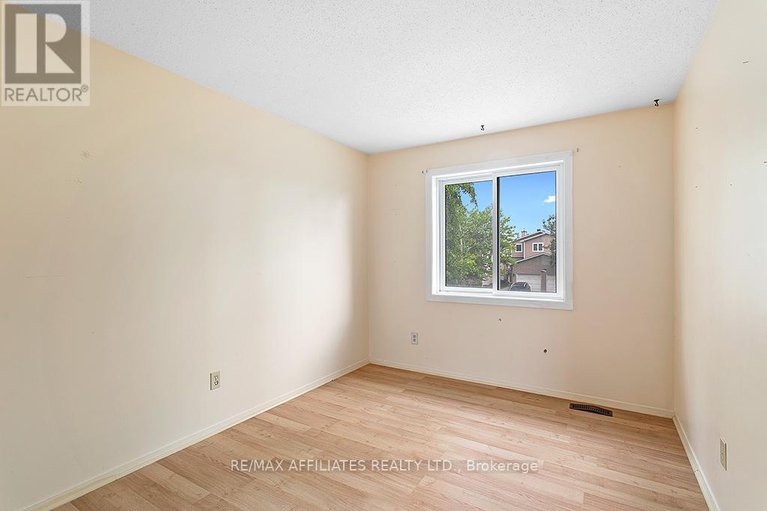 28493439/1911-simard-drive/chateauneuf/ottawa/ontario/K1C3B9_19