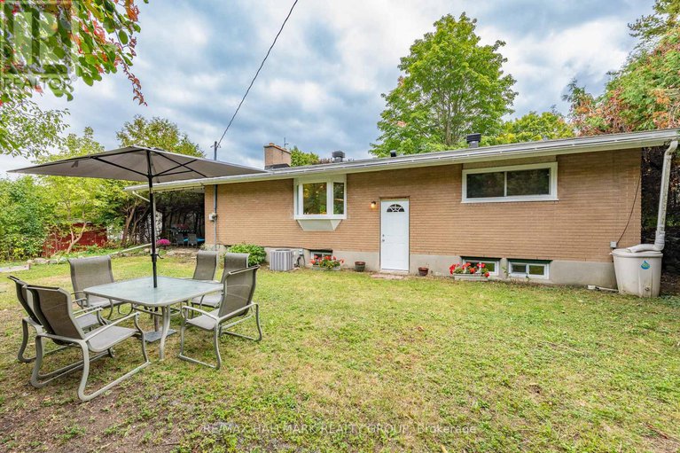 28909917/9-newbury-avenue/borden-farmstewart-farmcarleton-heightsparkwood-hills/ottawa/ontario/K2E6K7_41