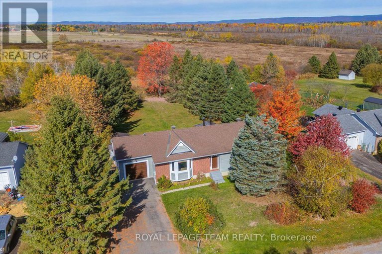 28996461/106-porcupine-trail/dunrobin-shores/ottawa/ontario/K0A1T0_2