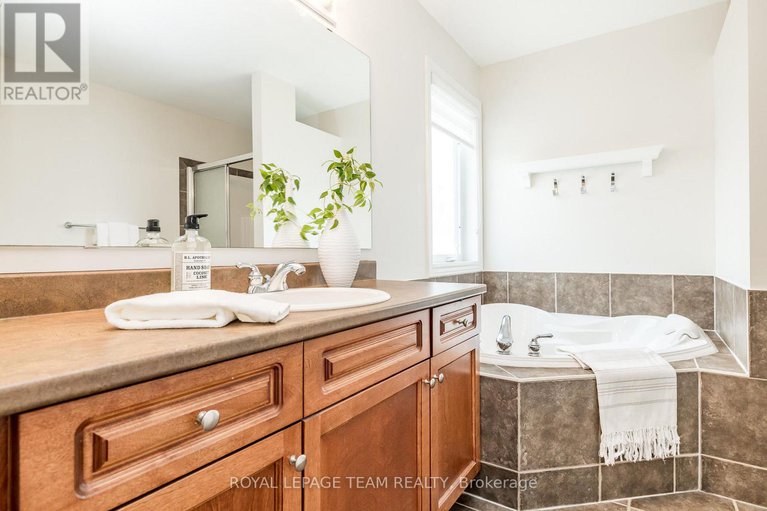 28449853/333-timbertrail-terrace/springridgeeast-village/ottawa/ontario/K4A5A6_31