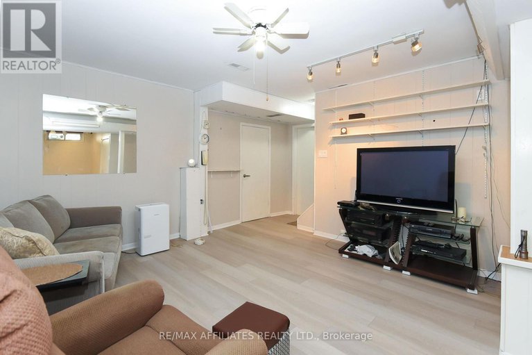 28846250/323-fullerton-avenue/overbrookcastle-heights/ottawa/ontario/K1K1K2_40