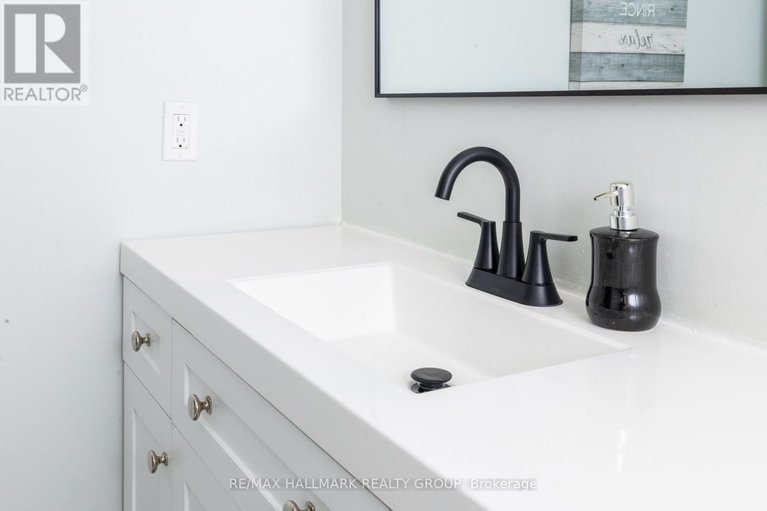 29135225/203-345-centrum-boulevard/bilberry-creekqueenswood-heights/ottawa/ontario/K1E3W9_13