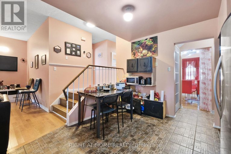 28221078/6104-vineyard-drive/convent-glen/ottawa/ontario/K1C2K2_28