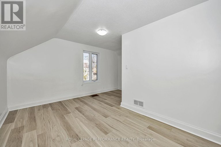 28423853/195-baribeau-street/vanier/ottawa/ontario/K1L7R4_30