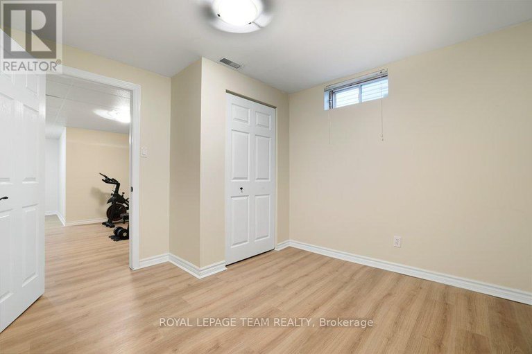 28522929/8-black-rivers-place/bridlewood/ottawa/ontario/K2M2E2_45