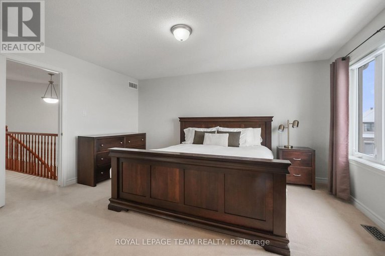 29255822/211-butterfly-walk/mer-bleuebradley-estatesanderson-park/ottawa/ontario/K1W0G6_25