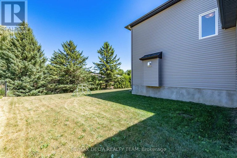 28750811/688-geneva-crescent/embrun/russell/ontario/K0A1W0_40