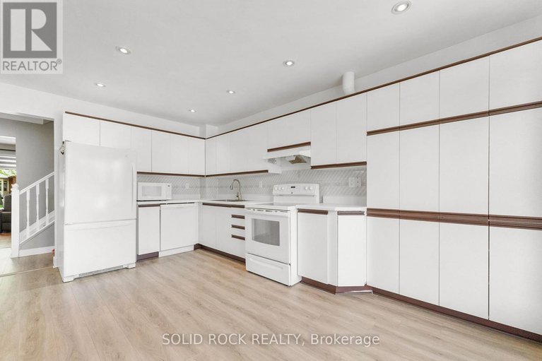 28313092/316-singleton-way/chatelaine-village/ottawa/ontario/K1E2B3_9