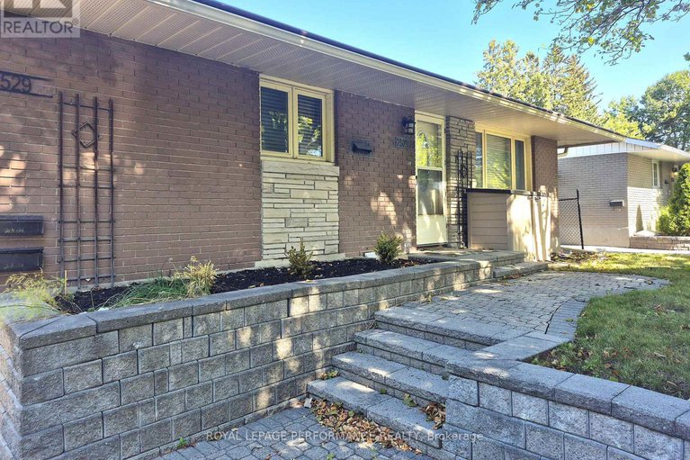 29035892/2529-roman-avenue/queensway-terrace-north/ottawa/ontario/K2B7X8_2